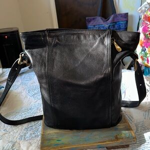 Cole Haan Vintage Black Leather Shoulder Bag w/Vertical Front Zipper (M)